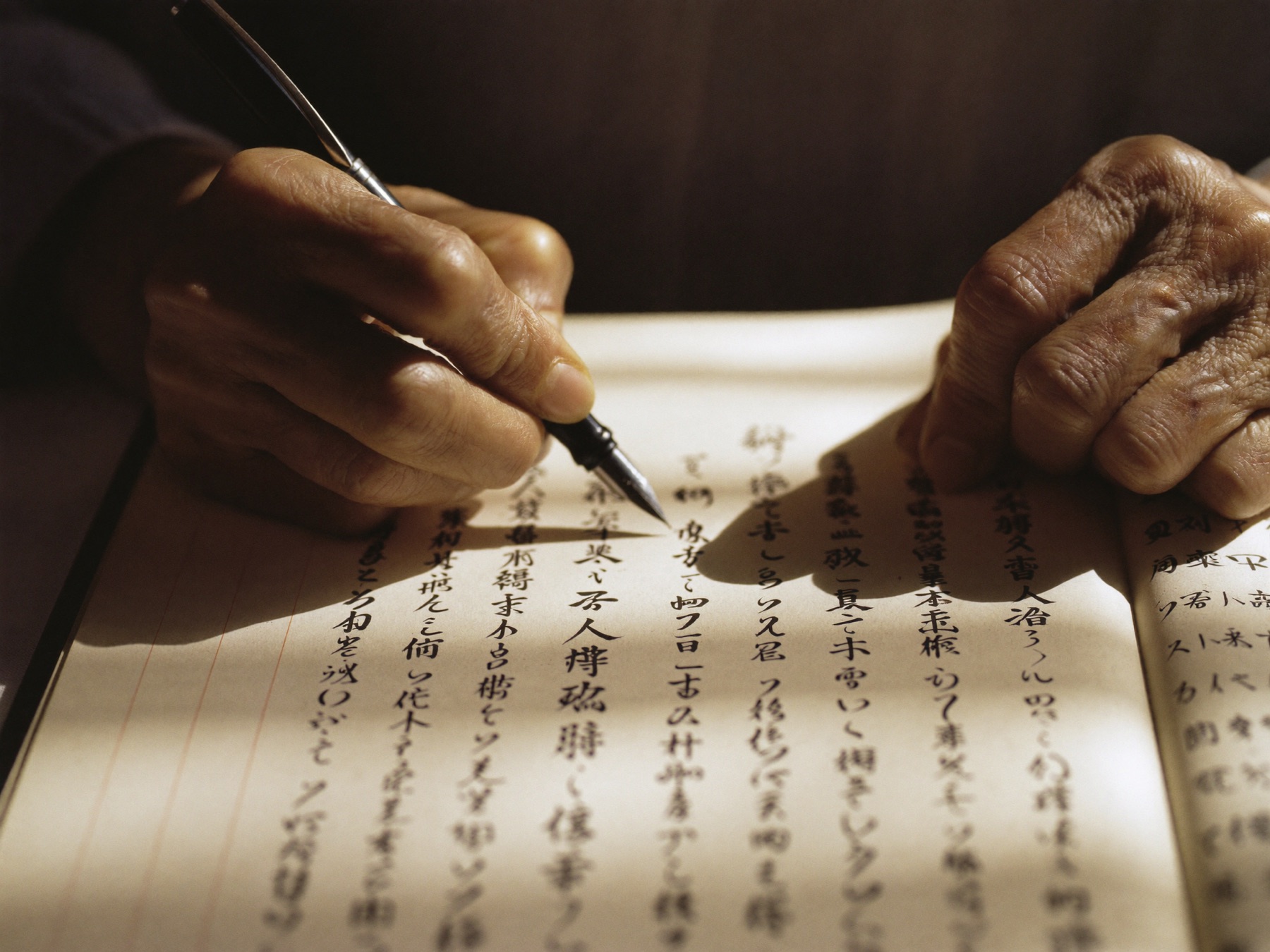 万年筆でノートに書き込む手元